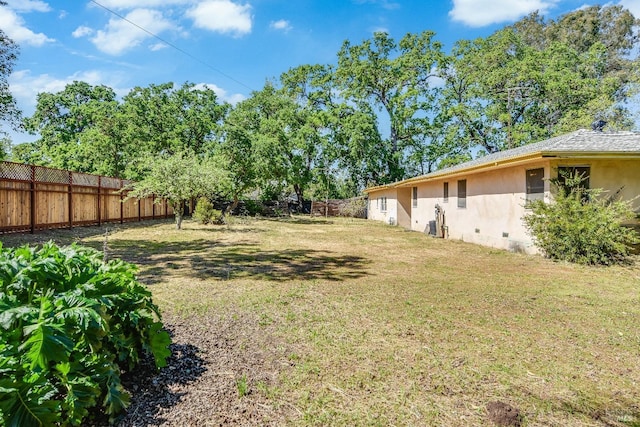 view of yard featuring a fenced backyard