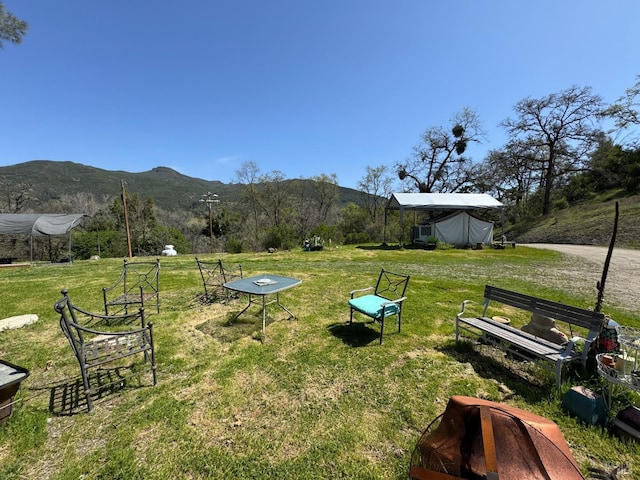 view of yard featuring a mountain view