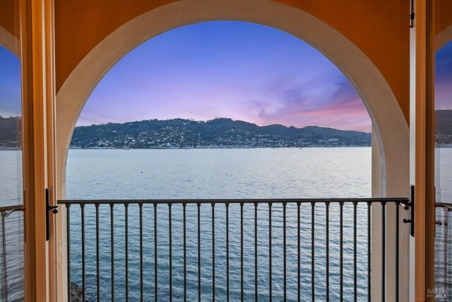 water view with a mountain view