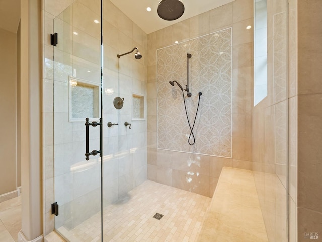 bathroom featuring a tile shower