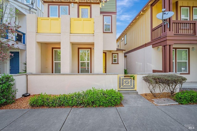 view of front of house featuring a fenced front yard, stucco siding, and a gate