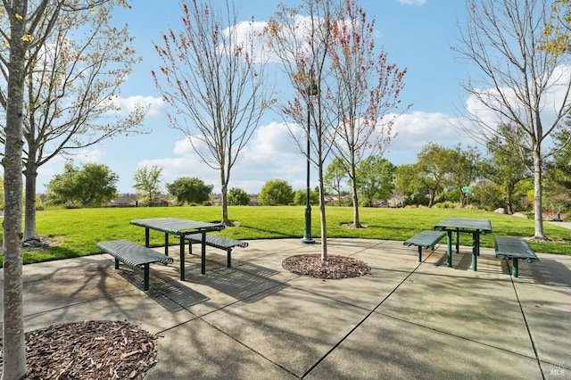 view of home's community featuring a lawn
