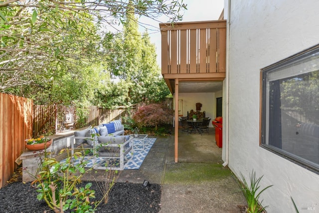 view of yard with a patio area, a fenced backyard, and outdoor lounge area