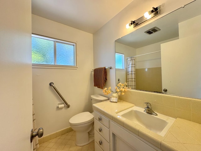 full bath featuring toilet, a shower with curtain, visible vents, and plenty of natural light