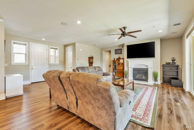 living room with ceiling fan, recessed lighting, light wood-style floors, and baseboards