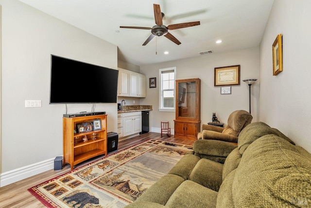living room featuring ceiling fan, visible vents, recessed lighting, wood finished floors, and baseboards