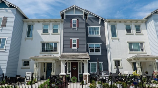 view of front of property with stucco siding and a fenced front yard