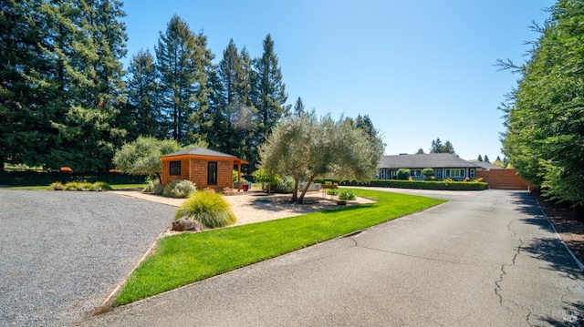 view of front of home featuring a front yard