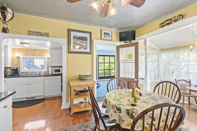 dining space featuring visible vents, light wood-style flooring, and a ceiling fan