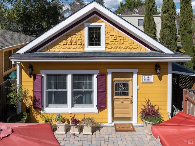 view of front facade featuring a shingled roof