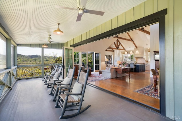 sunroom with ceiling fan
