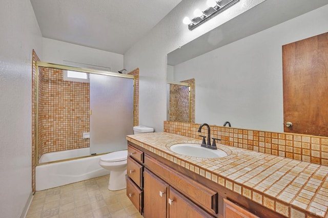 full bath featuring vanity, toilet, bath / shower combo with glass door, and tasteful backsplash