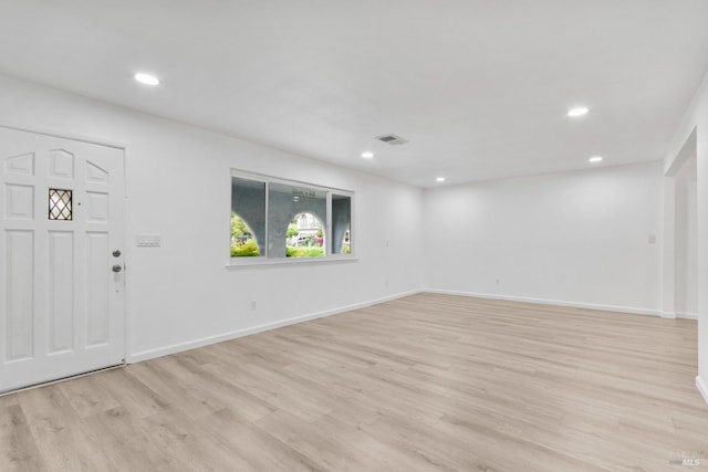 foyer entrance featuring recessed lighting, light wood-style flooring, visible vents, and baseboards