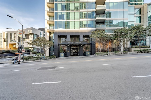 view of apartment building / complex