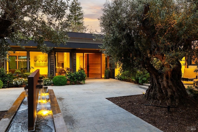 view of front of property
