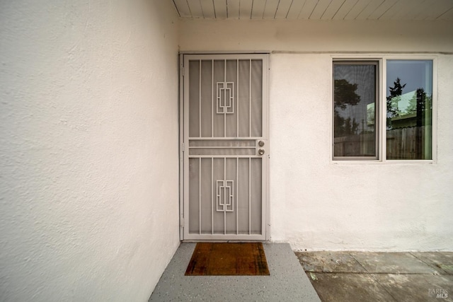 view of exterior entry with stucco siding