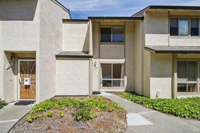 view of exterior entry with stucco siding