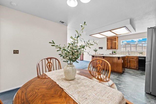dining space featuring visible vents and baseboards