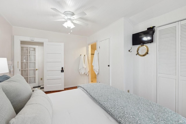 bedroom featuring a ceiling fan, wood finished floors, and a closet