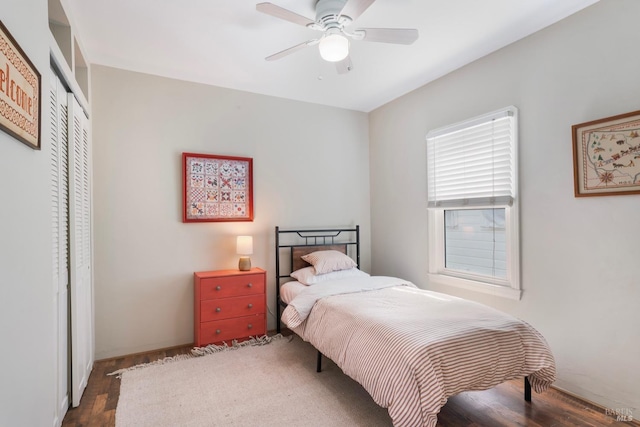 bedroom featuring a ceiling fan, wood finished floors, and a closet