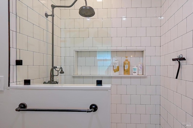 full bathroom featuring tiled shower