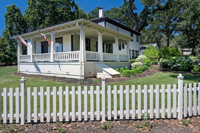 view of front facade featuring a porch, crawl space, a front lawn, and fence