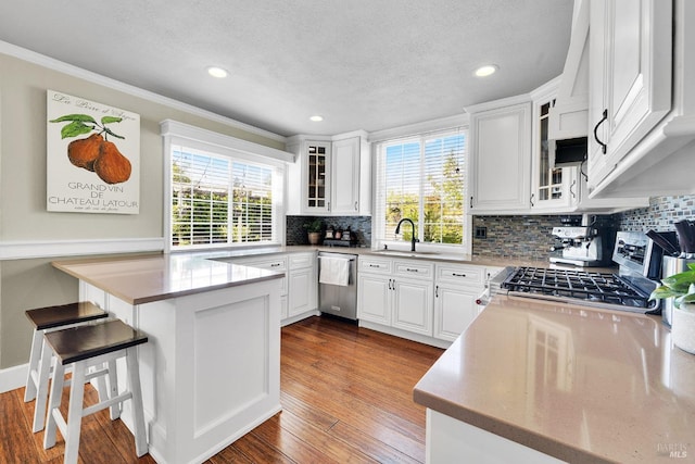 470 Camellia Ct, Benicia, CA 94510 - kitchen with recessed lighting, a textured ceiling, dishwasher, and a sink
