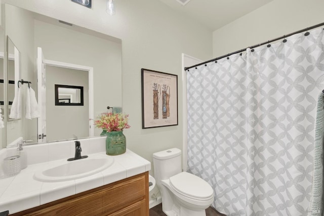 bathroom with a shower with curtain, vanity, and toilet