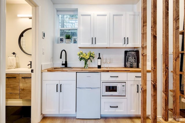 11 Cedar St, San Anselmo, CA 94960 - bar with wet bar, a sink, and white appliances