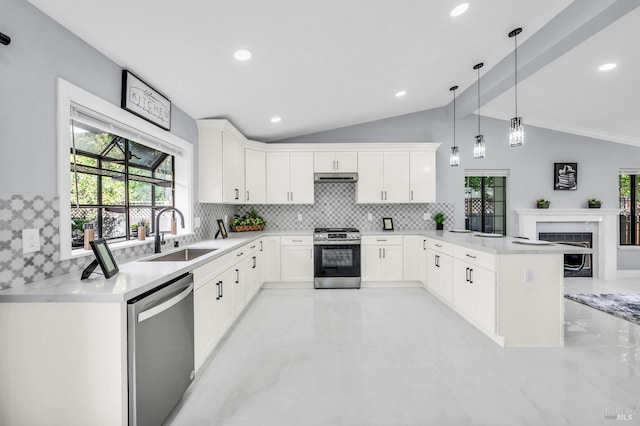 4187 Tokay Dr, Napa, CA 94558 - kitchen featuring stainless steel appliances, a sink, a peninsula, vaulted ceiling, and backsplash