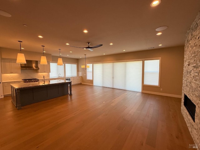 living room featuring dark wood-style flooring, a ceiling fan, recessed lighting, and baseboards