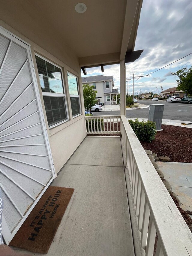 balcony featuring covered porch