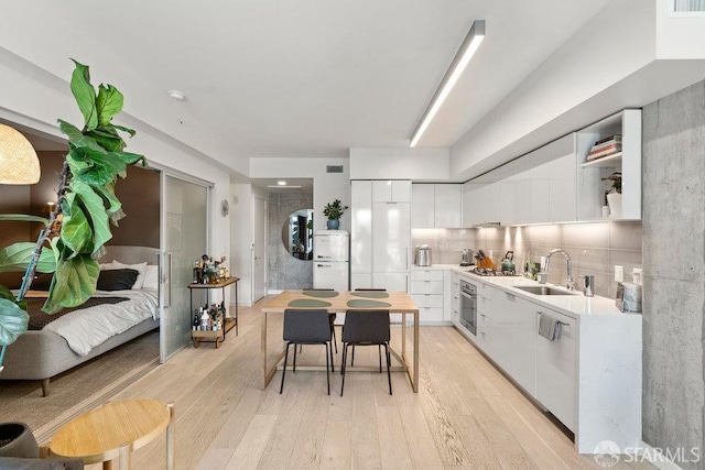 88 Arkansas St Unit 515, San Francisco, CA 94107 - kitchen featuring stainless steel appliances, a sink, light wood finished floors, modern cabinets, and white cabinets