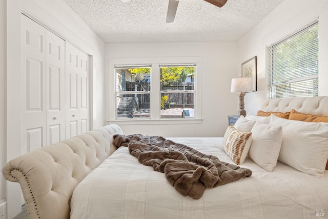 bedroom featuring ceiling fan, a textured ceiling, and a closet