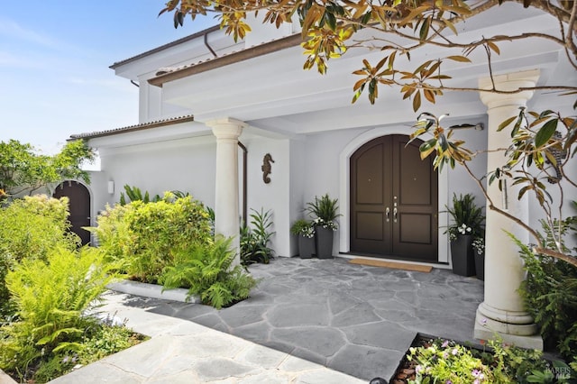 property entrance featuring stucco siding