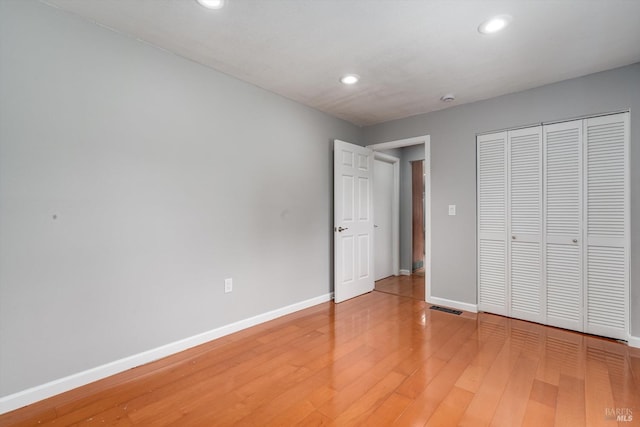 unfurnished bedroom featuring recessed lighting, visible vents, light wood finished floors, and baseboards