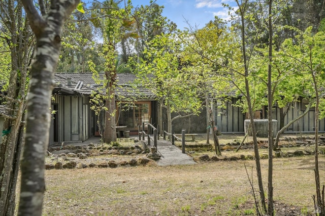 view of yard featuring fence