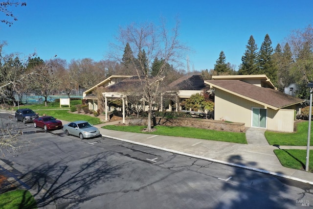 view of front of house featuring a front lawn