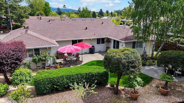 195 Mountain Vista Pl, Santa Rosa, CA 95409 - rear view of property featuring a shingled roof and a patio area