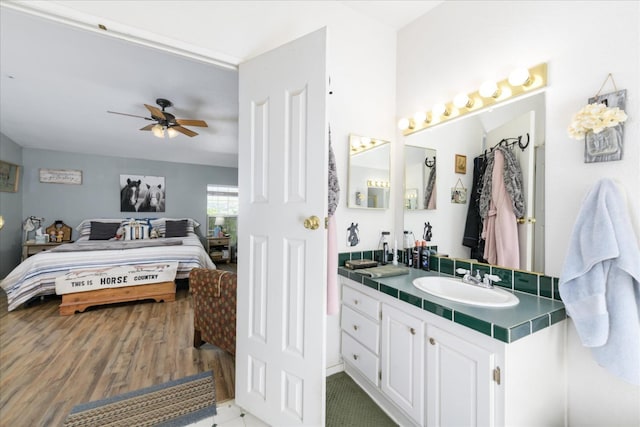 ensuite bathroom featuring wood finished floors, ensuite bathroom, vanity, and ceiling fan
