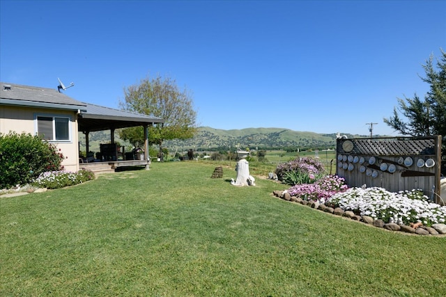 view of yard with a mountain view