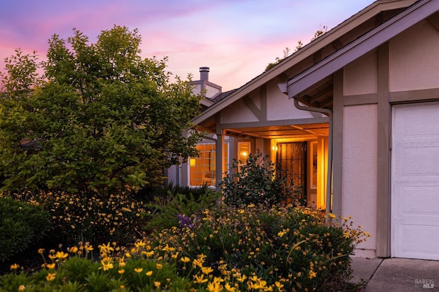 view of exterior entry featuring stucco siding