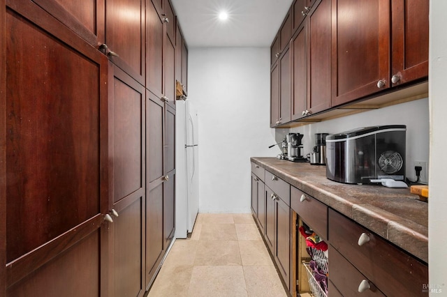 washroom with recessed lighting