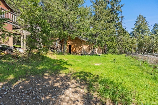 view of yard featuring an outbuilding
