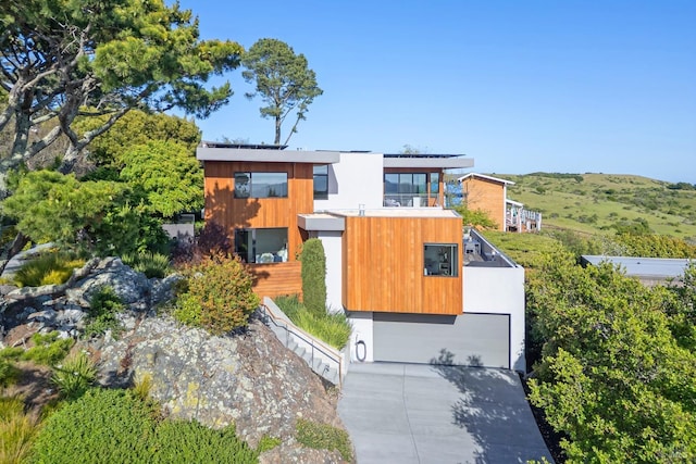86 Sugarloaf Dr, Tiburon, CA 94920 - contemporary house with driveway and a garage