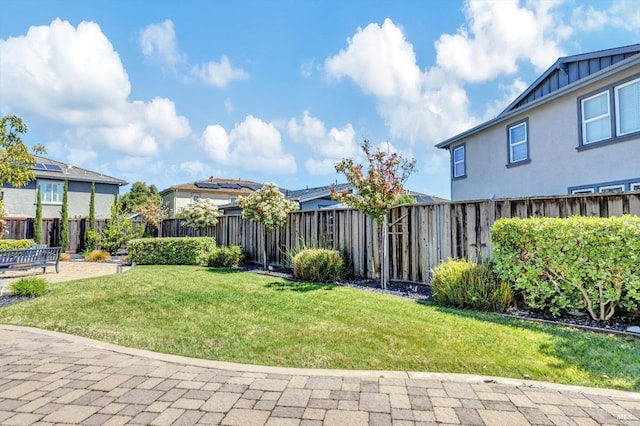 439 Mckenna Ct, Benicia, CA 94510 - view of yard with a residential view and a fenced backyard