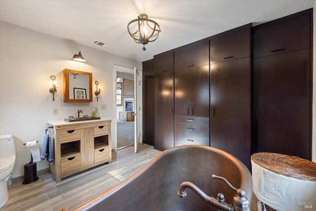 149 Auburn Way, Vacaville, CA 95688 - full bath featuring visible vents, wood finished floors, toilet, baseboards, and a bathtub
