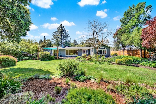 view of front of property featuring fence and a front yard