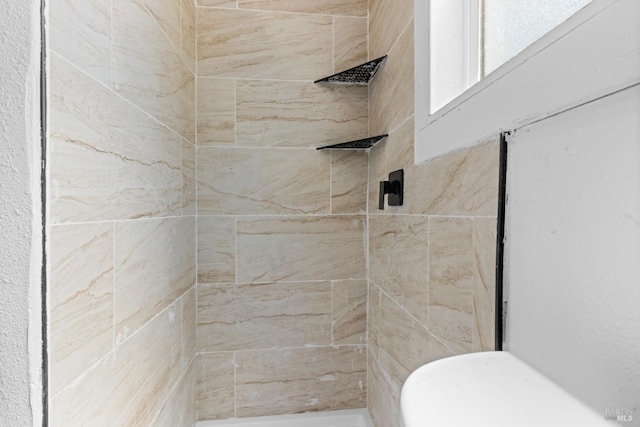 bathroom featuring tiled shower