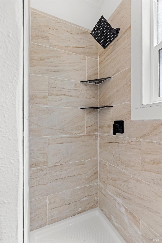 bathroom featuring a tile shower